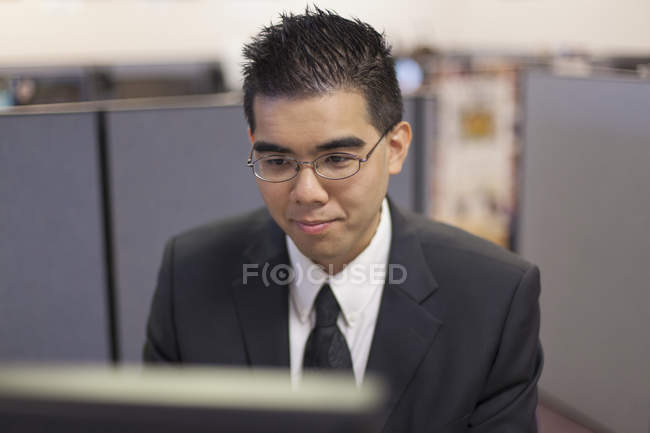 Азіатський чоловік з аутизмом, що працюють в офісі — стокове фото