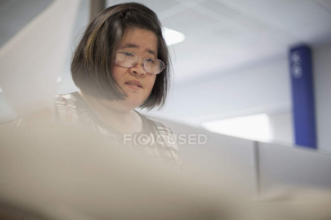 Asiatin mit Lernbehinderung arbeitet am Kopierer — Stockfoto