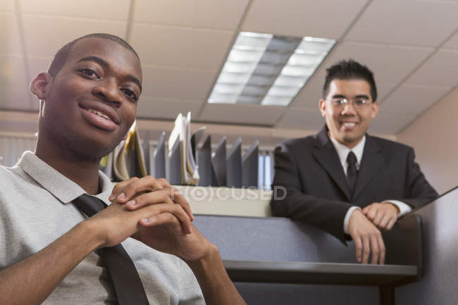 Афроамериканец и азиат работают в офисе — стоковое фото