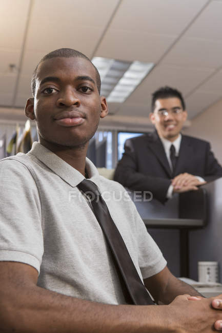 Афроамериканец и азиат работают в офисе — стоковое фото