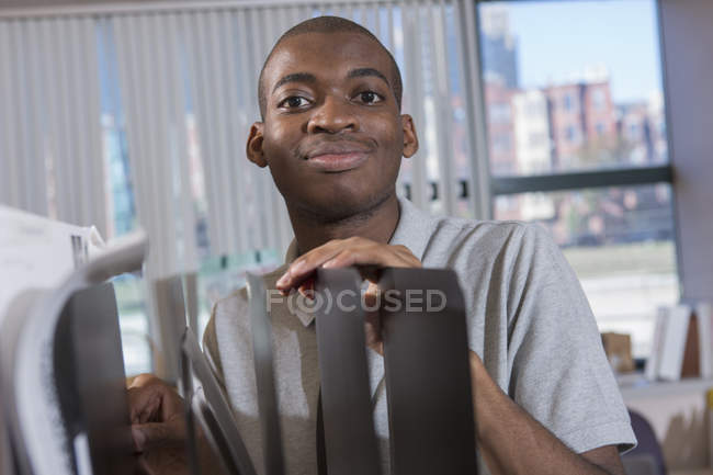Afro-Américain avec autisme travaillant au bureau — Photo de stock
