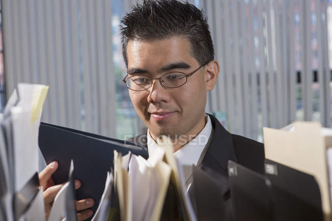 Asiatischer Mann mit Autismus arbeitet im Büro — Stockfoto