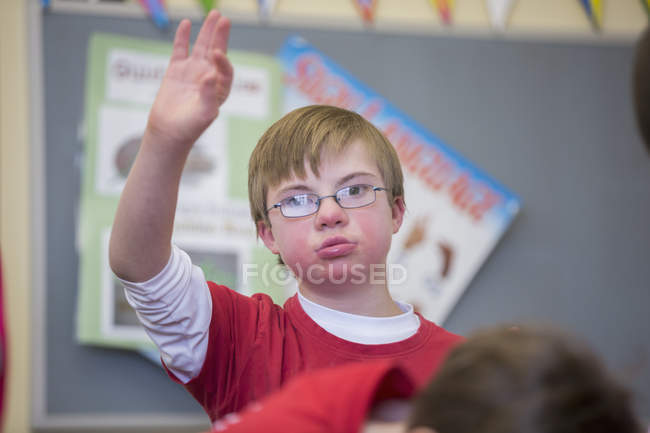 Menino com Síndrome de Down em uma sala de aula — Fotografia de Stock