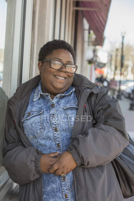 Портрет женщины с биполярным расстройством на городской улице — стоковое фото