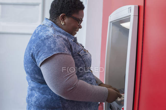 Happy woman with bipolar disorder doing a bank withdrawal — Stock Photo