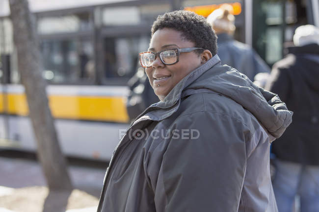 Портрет жінки з біполярним розладом на вулиці міста — стокове фото