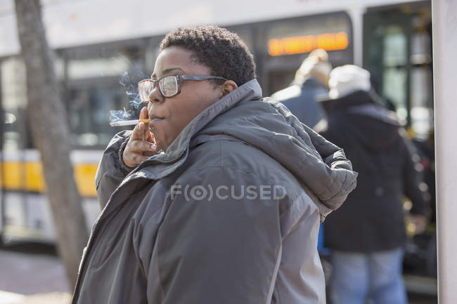 Mujer con trastorno bipolar fumando un cigarrillo - foto de stock