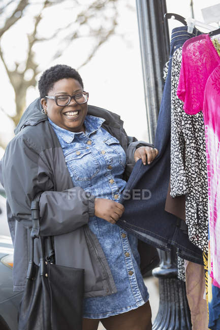Женщина с биполярным расстройством покупает одежду — стоковое фото