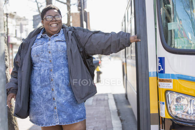 Mulher com transtorno bipolar prestes a pegar um ônibus e fumar — Fotografia de Stock