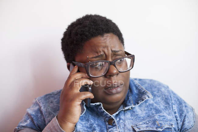 Крупним планом жінка з біполярним розладом розмовляє на мобільному телефоні — стокове фото