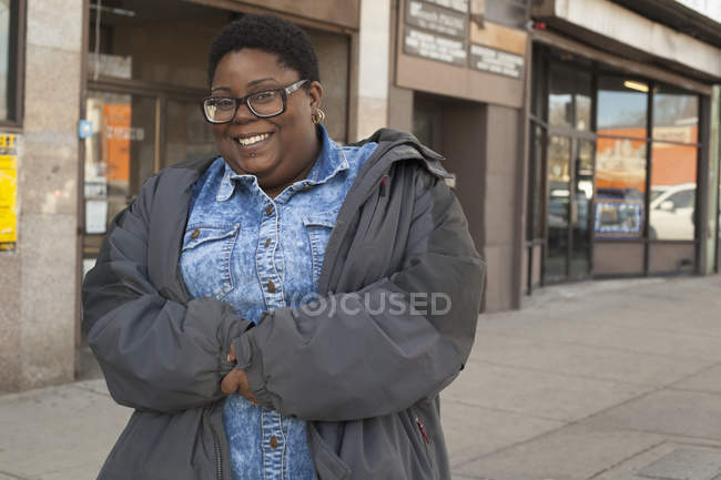 Retrato de una mujer con trastorno bipolar en la calle City - foto de stock