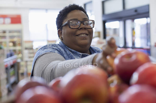Mujer con trastorno bipolar de compras en el supermercado - foto de stock