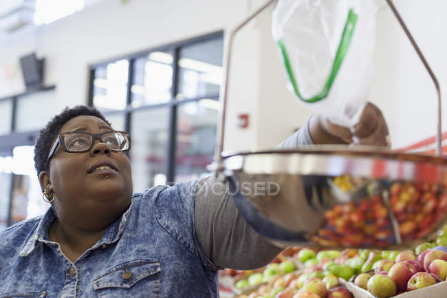 Mujer con trastorno bipolar de compras en el supermercado - foto de stock