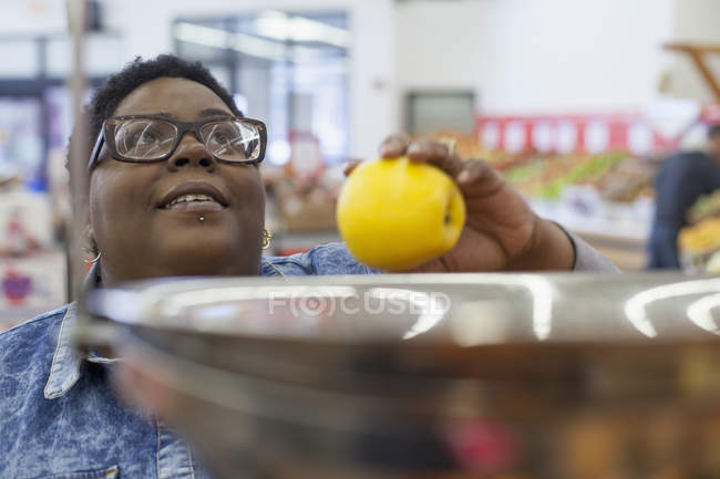 Frau mit bipolarer Störung kauft im Supermarkt ein — Stockfoto