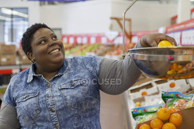 Frau mit bipolarer Störung kauft im Supermarkt ein — Stockfoto