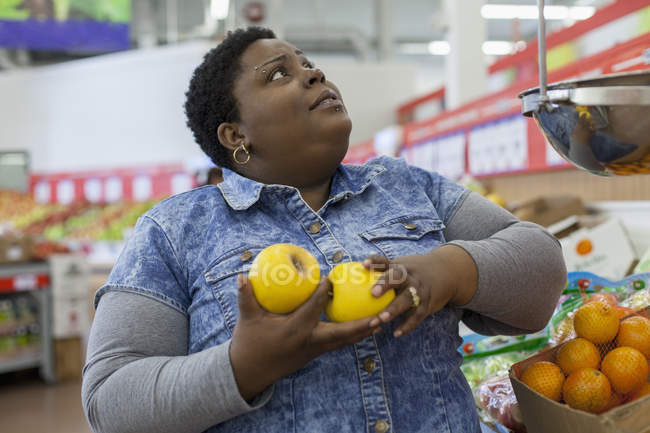 Женщина с биполярным расстройством в супермаркете — стоковое фото