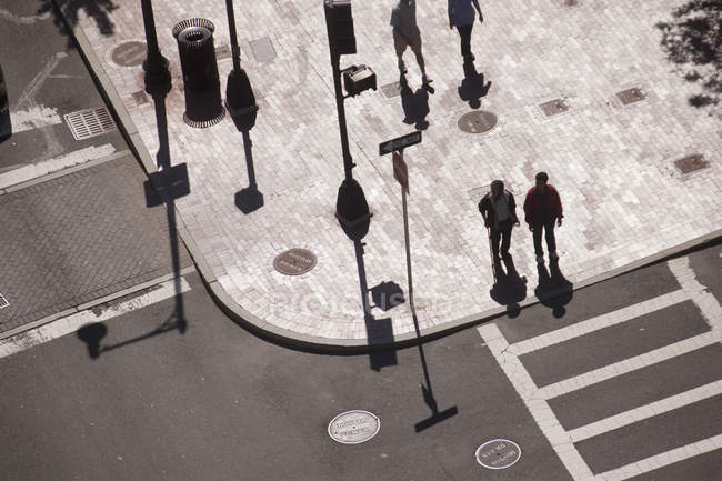 Vista ad alto angolo di persone che attraversano una strada, Atlantic Avenue, Congress Street, Boston, Massachusetts, USA — Foto stock