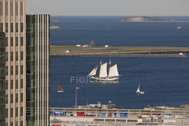 Bâtiments dans un port avec des bateaux en arrière-plan, Boston, Massachusetts, USA — Photo de stock