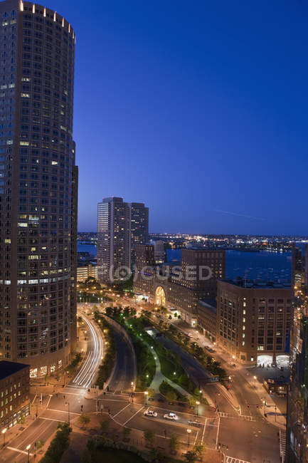 Vista de ángulo alto de una ciudad al atardecer, Boston, Massachusetts, EE.UU. - foto de stock
