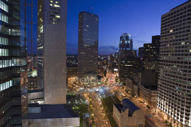 Високий кут зору міста в сутінках, Бостон, штат Массачусетс, США — стокове фото
