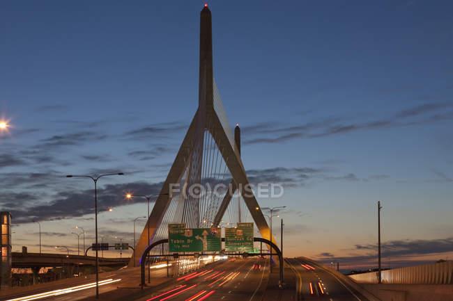 Puente al atardecer, Leonard P. Zakim Bunker Hill Bridge, Boston, Massachusetts, EE.UU. - foto de stock