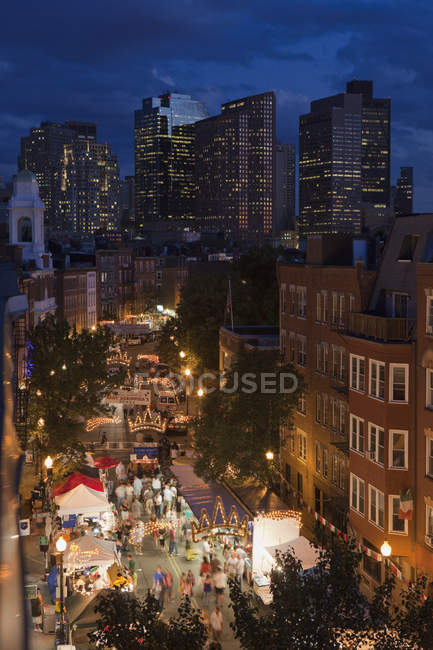 Вид на людей, празднующих праздник на улице Ганновер-стрит, Норт-Энд, Бостон, Массачусетс, США — стоковое фото