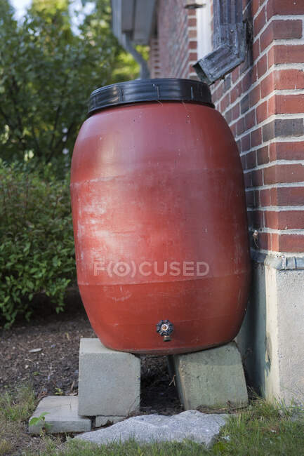 Vista panorâmica do barril de chuva para a colheita de água da chuva — Fotografia de Stock