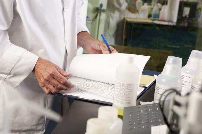 Immagine ritagliata dello scienziato che prepara un rapporto nel laboratorio dell'impianto di trattamento delle acque — Foto stock