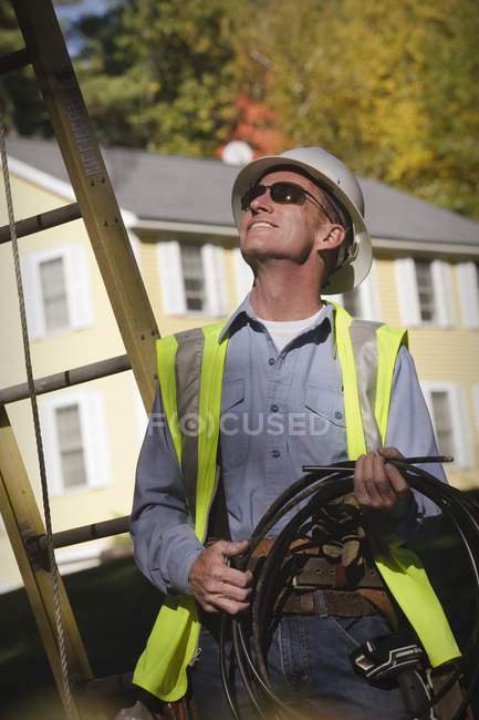 Engineer preparing wire for cable installation — Stock Photo