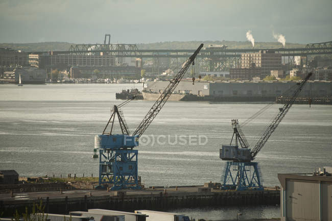 Grues dans un port, Mystic River, Boston Harbor, Boston, Massachusetts, USA — Photo de stock