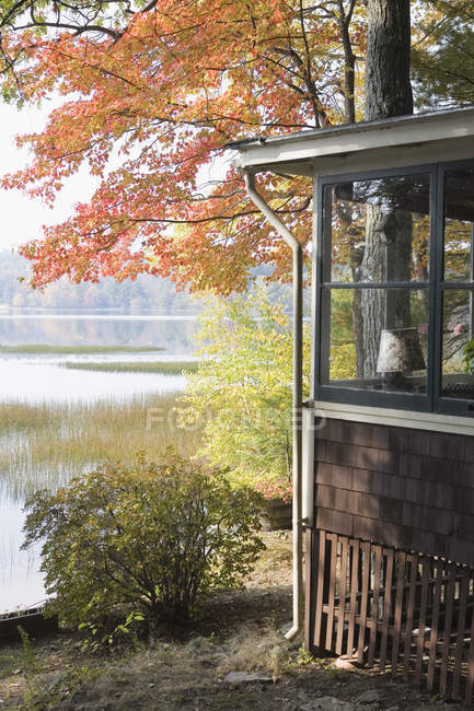 Belle vue sur la maison de campagne au bord du lac pendant l'automne — Photo de stock
