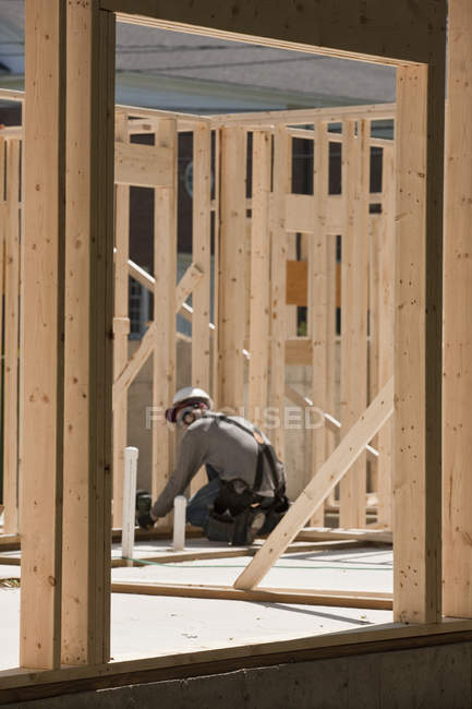 Charpentier travaillant sur un chantier de construction — Photo de stock