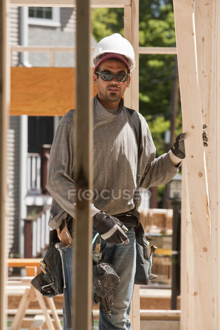 Carpintero trabajando en una obra de construcción - foto de stock