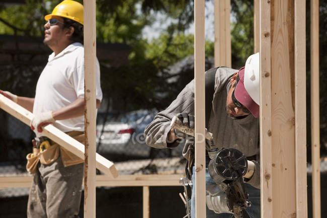Carpenters working at a building construction site — Stock Photo