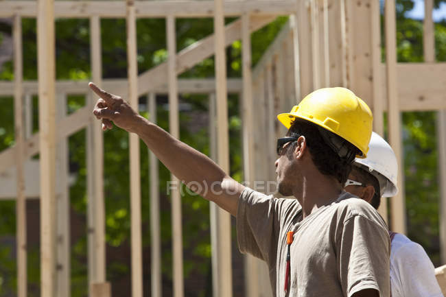 Planificación de carpinteros en una obra de construcción - foto de stock