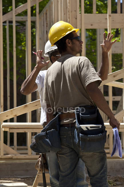 Planificación de carpinteros en una obra de construcción - foto de stock