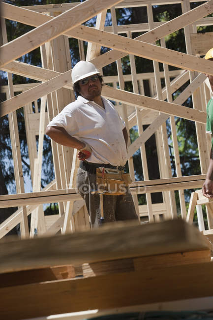 Trabalhos em pé num estaleiro de construção — Fotografia de Stock