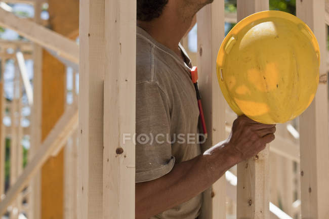 Carpinteiro trabalhando em um canteiro de obras — Fotografia de Stock