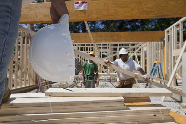 Carpenters framing a house at a building construction site — Stock Photo