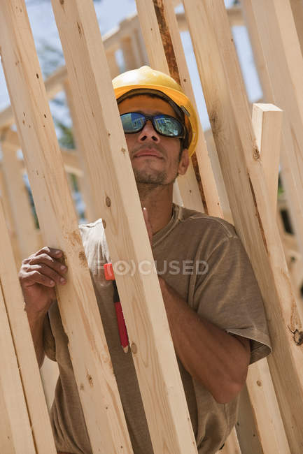 Charpentier debout sur un chantier de construction — Photo de stock