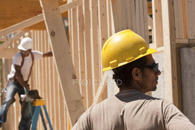 Zimmerleute arbeiten auf einer Baustelle — Stockfoto