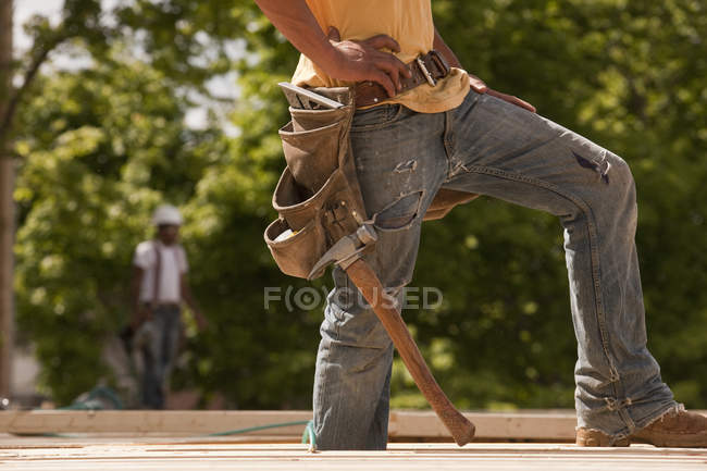 Carpinteiro em pé em um canteiro de obras — Fotografia de Stock