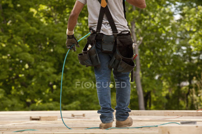 Carpenter workingat a building construction site — Stock Photo