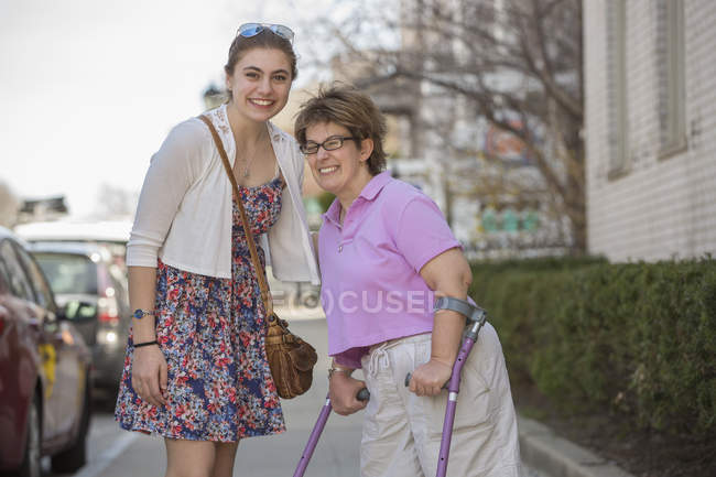 Mujer con parálisis cerebral y su hermana - foto de stock