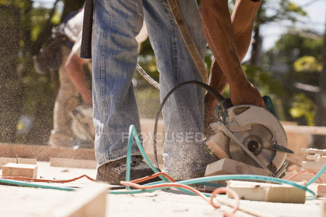 Tischler mit Kreissäge auf einer Baustelle — Stockfoto