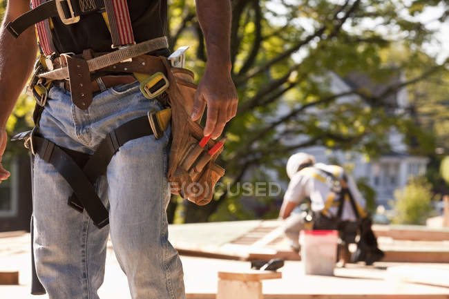 Menuisiers travaillant sur un chantier de construction — Photo de stock