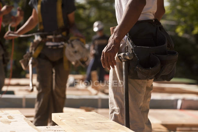 Carpenters working at a building construction site — Stock Photo