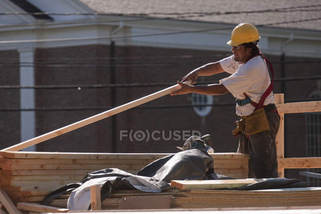 Плотник, работающий на строительной площадке — стоковое фото