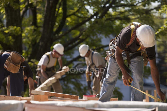 Carpinteros trabajando en una obra de construcción - foto de stock