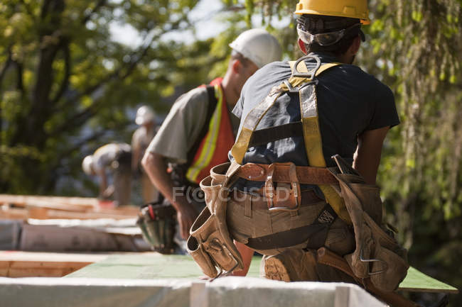 Falegnami che lavorano in un cantiere edile — Foto stock